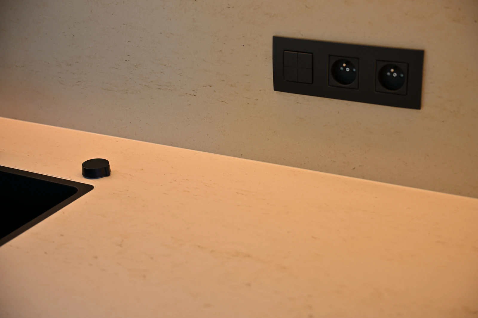 Detail van het Dekton-werkblad en de spatwand