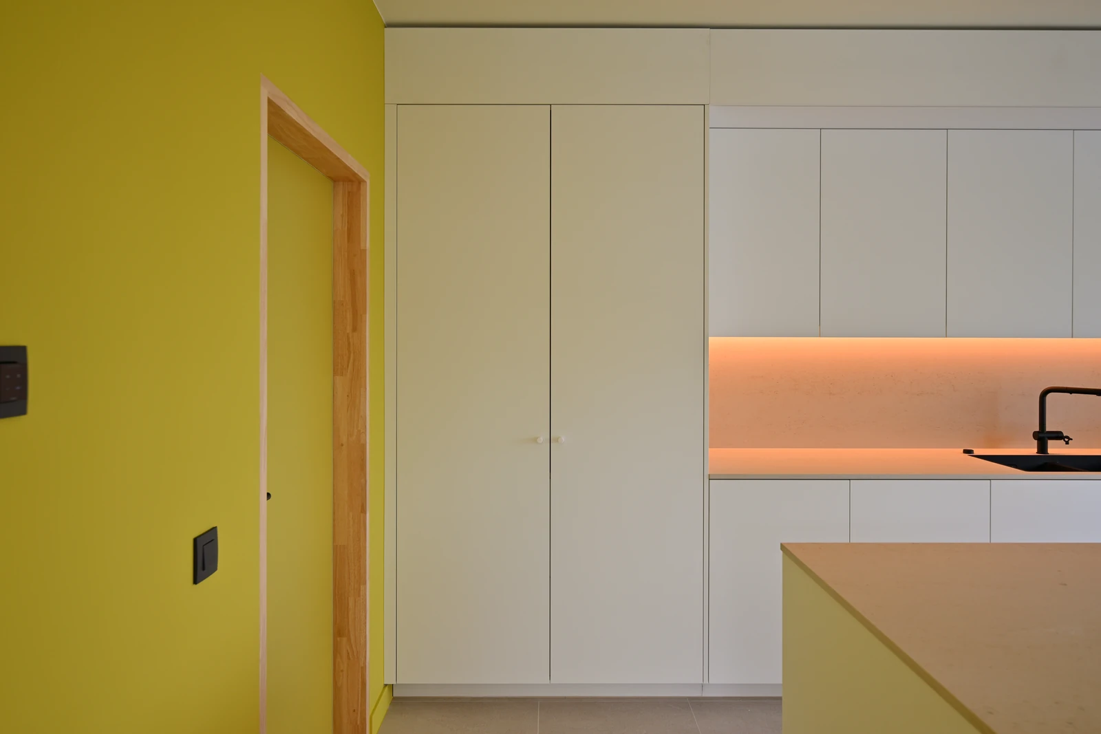 Gesloten kastenwand waarin de ontbijtcorner is weggewerkt