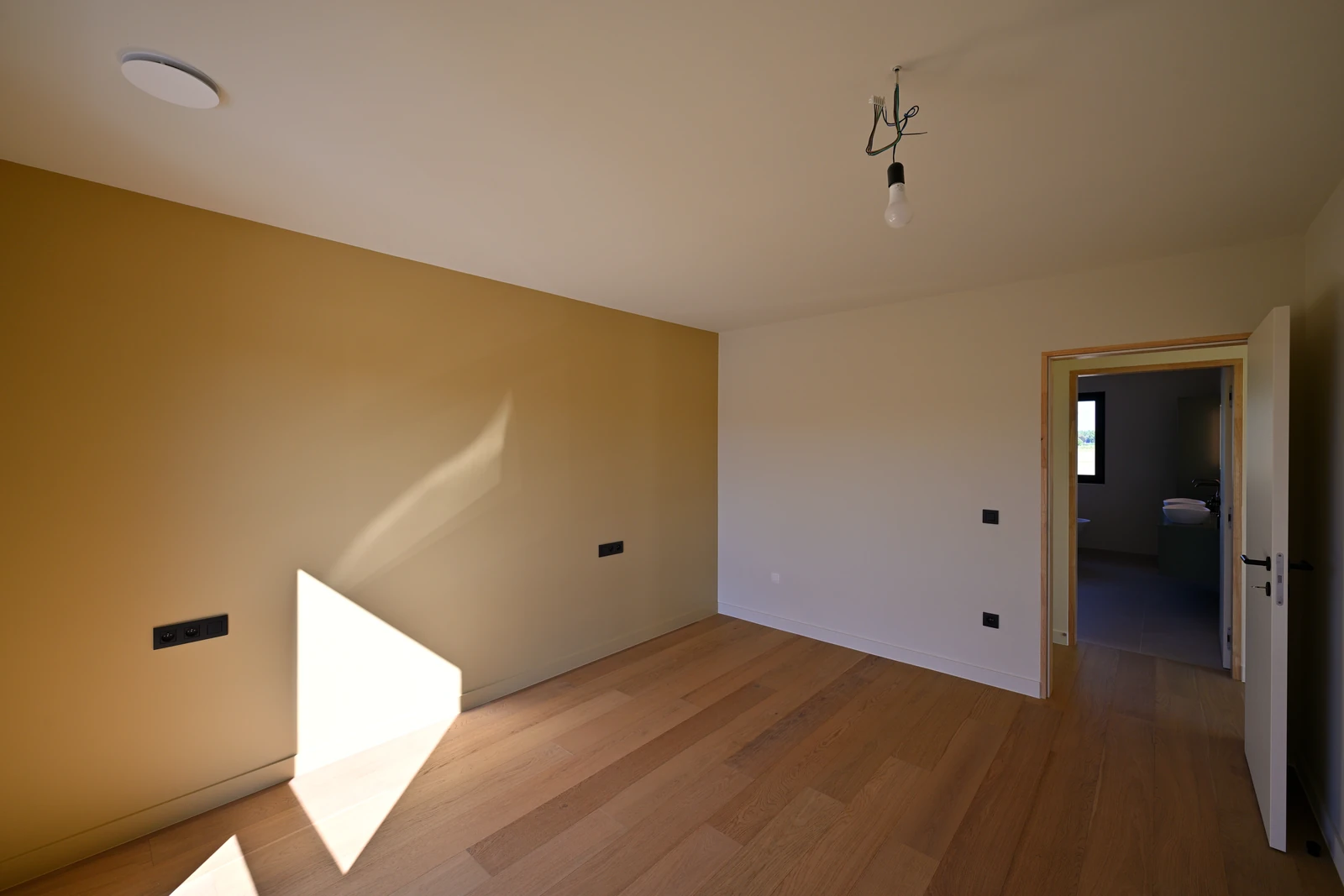 Detail master bedroom